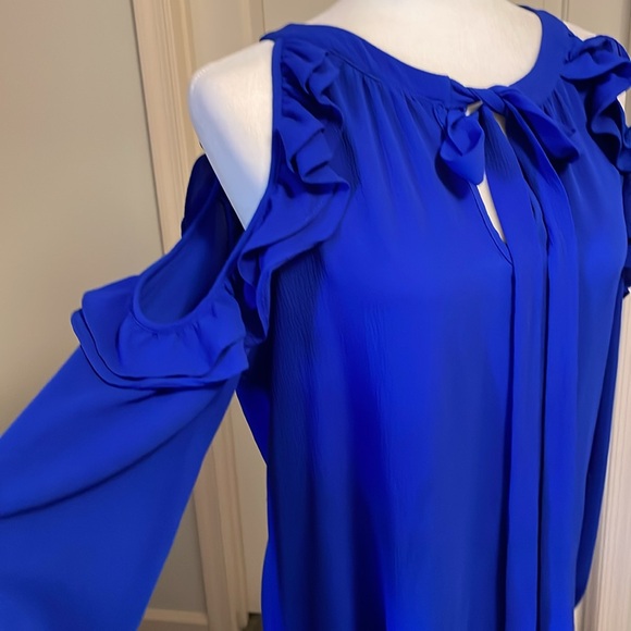 Tie front cold shoulder blouse in gorgeous cobalt blue color - Picture 2 of 3